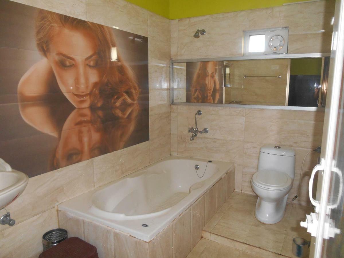 Hotel Surja Laxmi Raiganj Eksteriør bilde